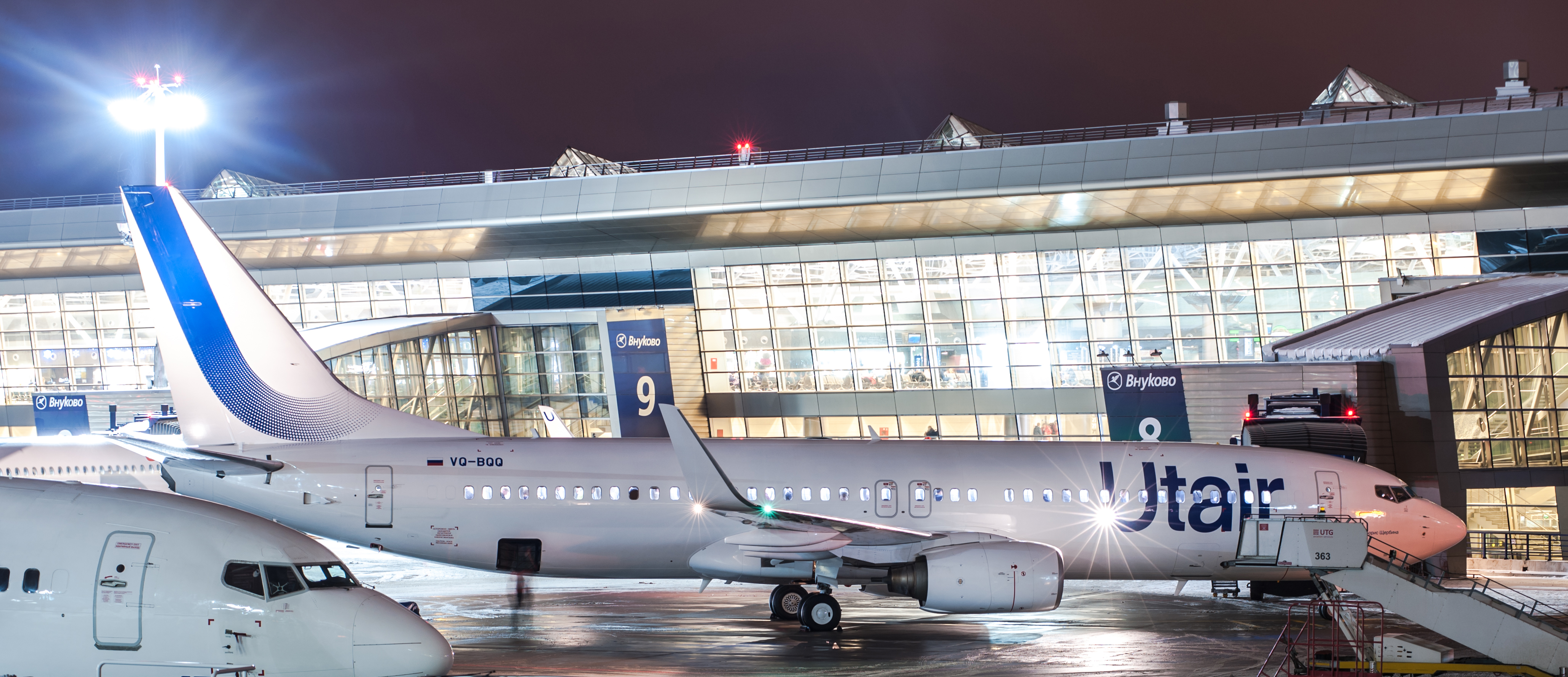 Utair москва. Телетрап в Шереметьево. Внуково аэропорт трап. Аэропорт Минск телетрап. Телескопический трап в аэропорту Внуково.